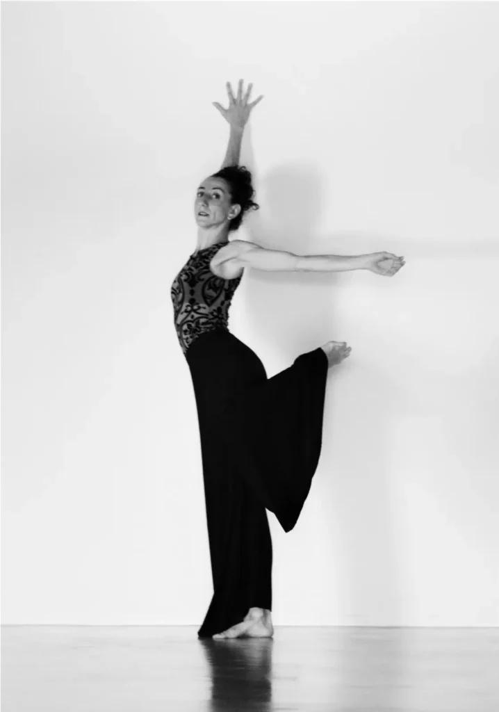 Giulia Baldassari in una posa di teatro danza su fondo bianco