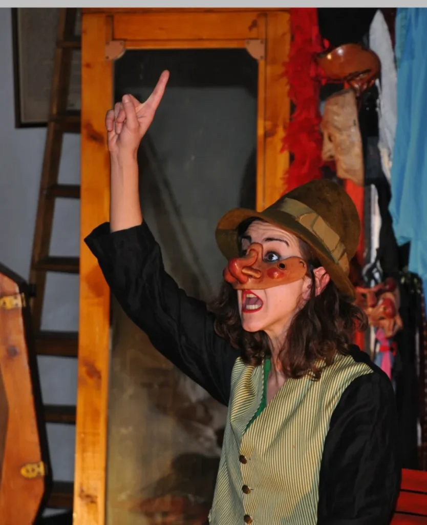 Giulia Baldassari in scena con maschera e cappello, teatro di maschera